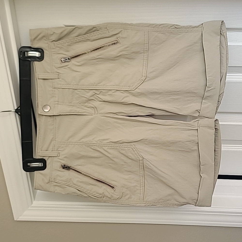 Athleta Womens Cuffed Shorts  Khaki sz6